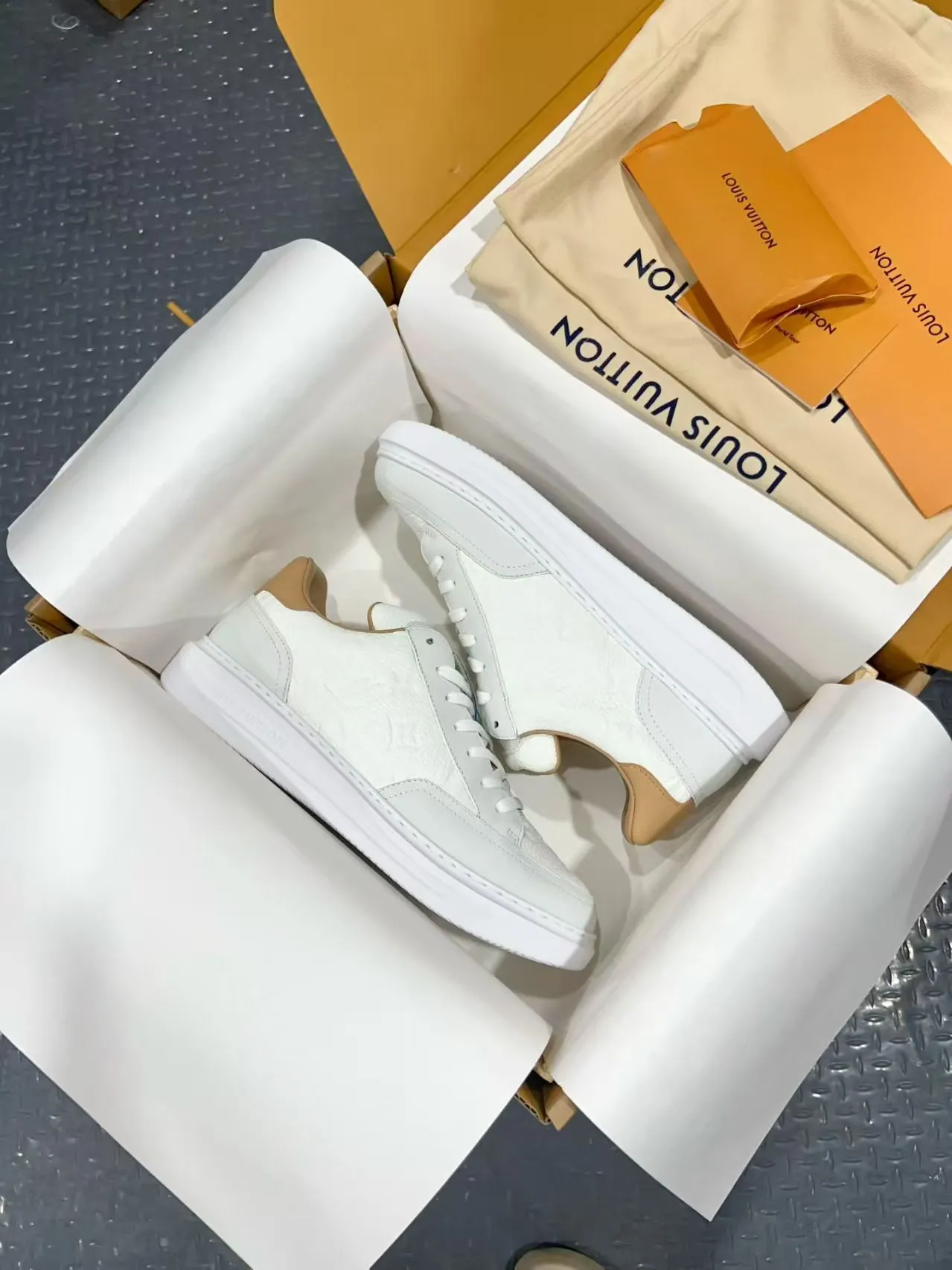 👟👟Ex-factory price 640👟👟 Vuitton Louis Vuitton Beⅴerly Hⅰll men's casual sports shoes white shoes —————————— Good looks and handsome feet, every color is huge and beautiful! A must-have item for fashionistas 🛍 Original custom-made embossed grained calfskin (not superfiber leather on the market, everyone needs to distinguish it!) symmetrical old pattern washed denim; all accessories and accessories are customized according to the original 1:1. Even the color matching of the shoelaces is customized 1:1. Original identical private model TPU outsole. Many clever little designs must have the original version to see that they are well done. The quality lies in the details! The original consistent chip tag can be directly entered into the LV official website 😏 Purchasing agent for ceiling level. Full set of Jingmei aircraft box packaging. Please look for our quality‼ ️ Please pay attention to distinguish the currency materials on the market! Code number: 37-45